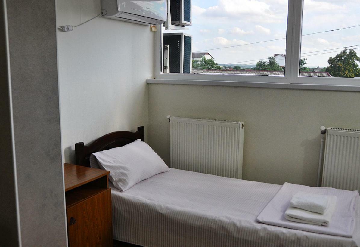 Medelean Hotel Comrat Exteriör bild