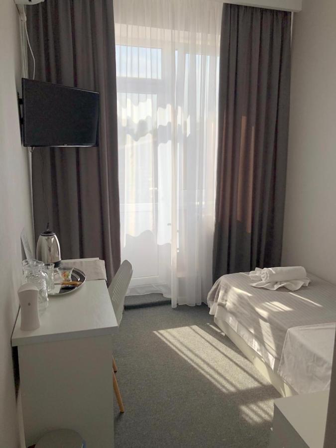 Medelean Hotel Comrat Exteriör bild