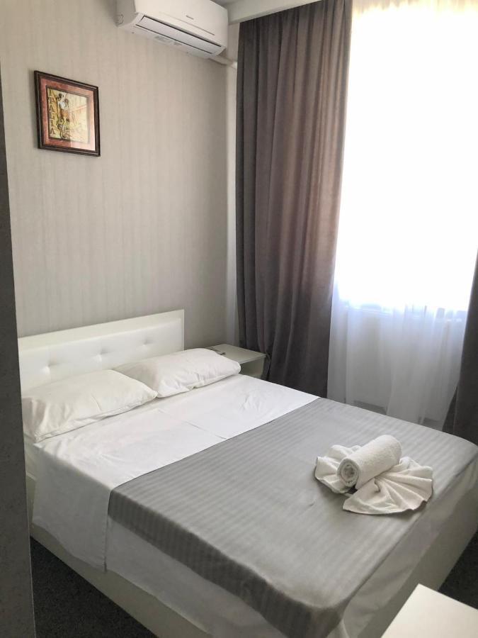 Medelean Hotel Comrat Exteriör bild